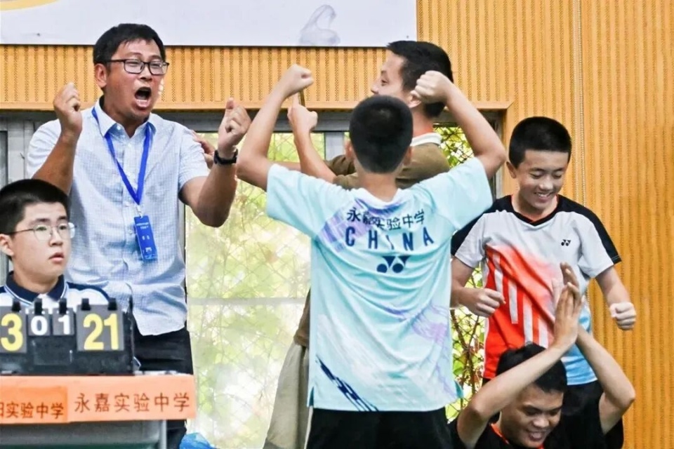 各校拉拉队, zBbUs, 和拼搏精神 各校拉拉队, zBbUs, 和拼搏精神