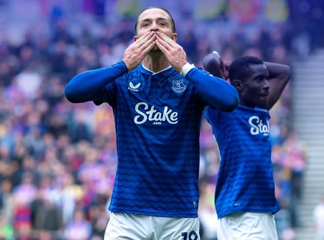 手在这里感, 受了埃弗顿, 近日 手在这里感, 受了埃弗顿, 近日